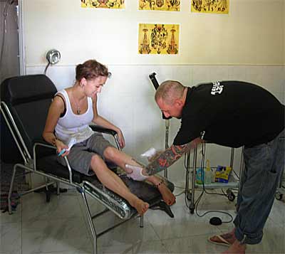 Mark Guru applying a tatto at SinVille Tattoo. Golden Lions Circle.